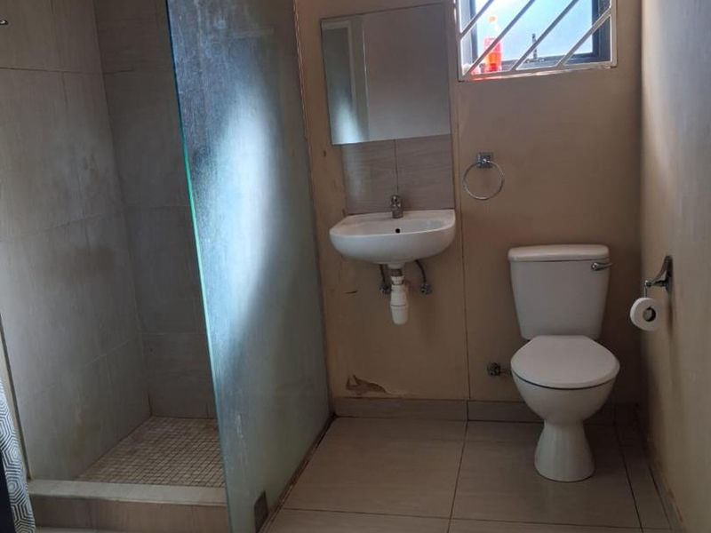 BEAITIFUL & WELL MAINTAINED 3 BEDROOM HOUSE ON A LARGE ERF , FOR SALE IN TSUMEB - Photo 5