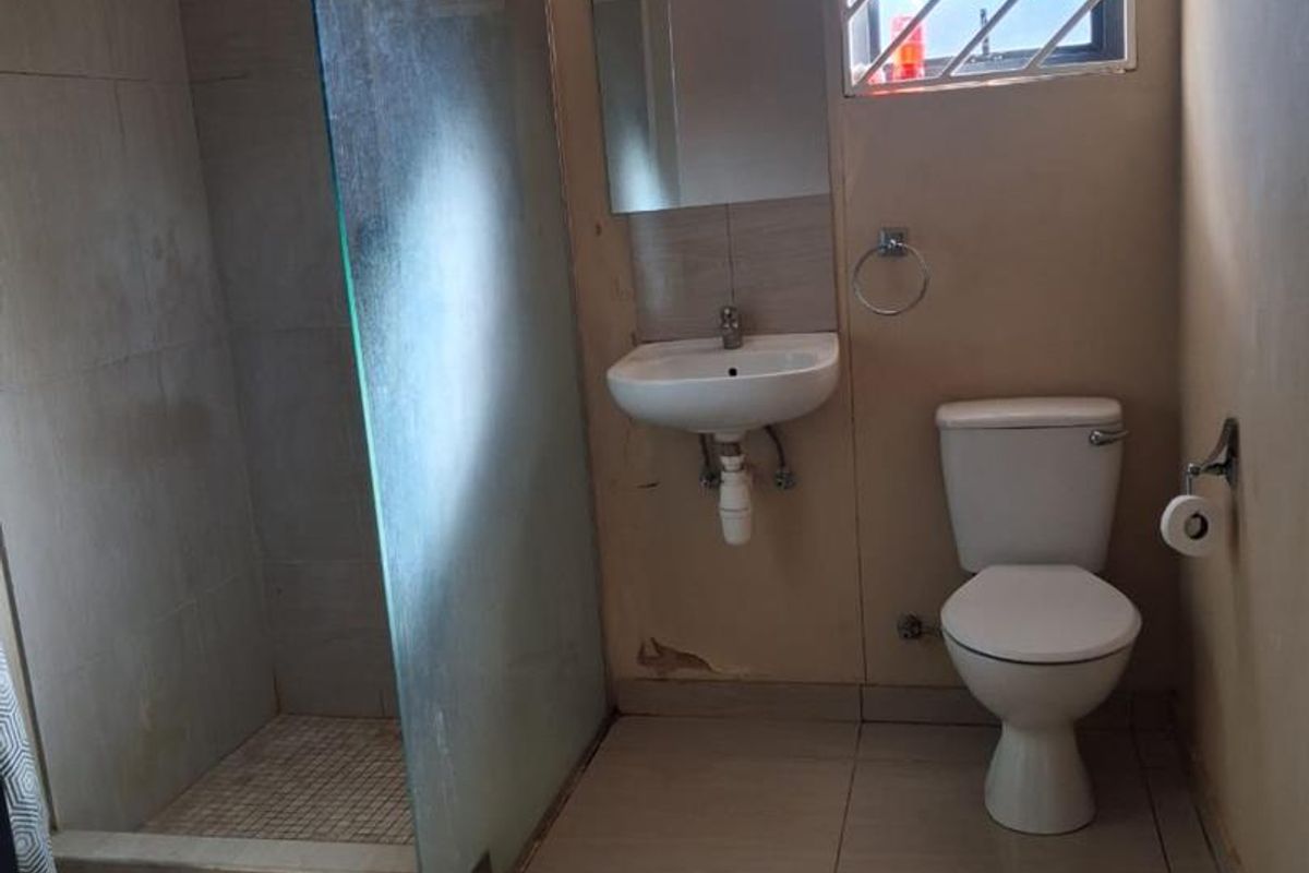BEAITIFUL & WELL MAINTAINED 3 BEDROOM HOUSE ON A LARGE ERF , FOR SALE IN TSUMEB - Photo 5