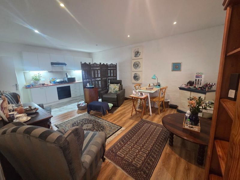 Modern Garden Cottage in Prime Robindale Location – Ideal for a Single Professional - Photo 2