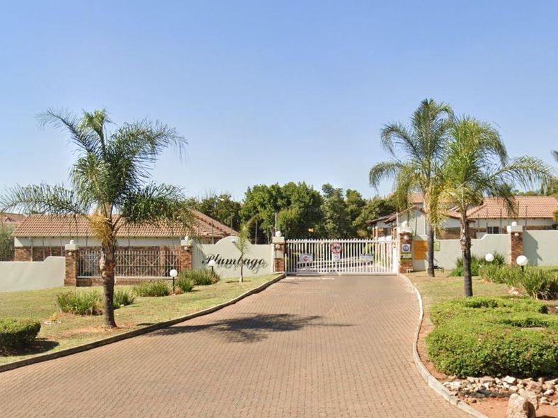 Charming 2-Bedroom Townhouse with Secure Parking & Garden - Photo 1