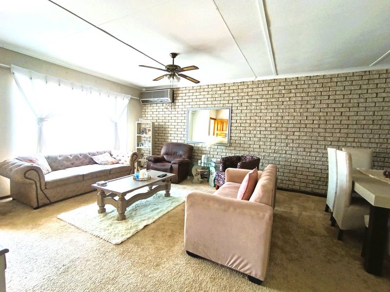 Private Retreat in a Charming Small Complex - Photo 4