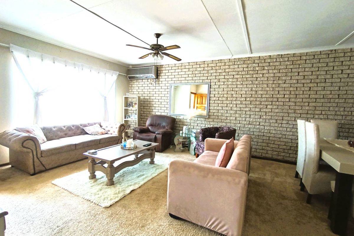 Private Retreat in a Charming Small Complex - Photo 4