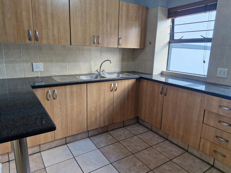 Two Bedroom Apartment in secure complex - Photo 5