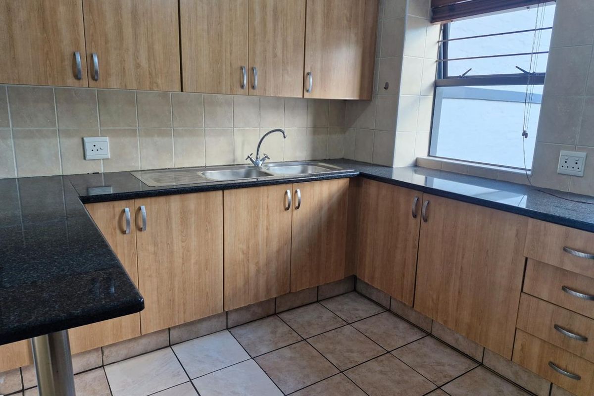 Two Bedroom Apartment in secure complex - Photo 5