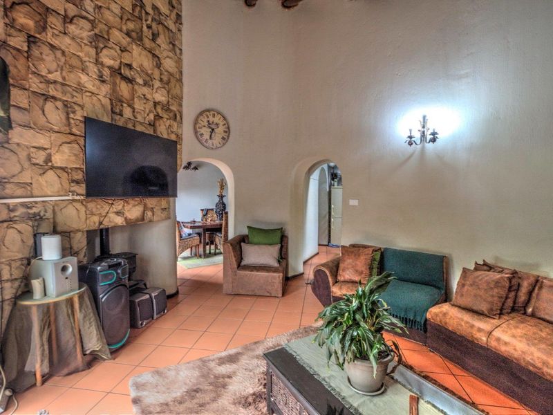 Spacious Family Home with Pool, Study and Entertainment Area - Photo 6