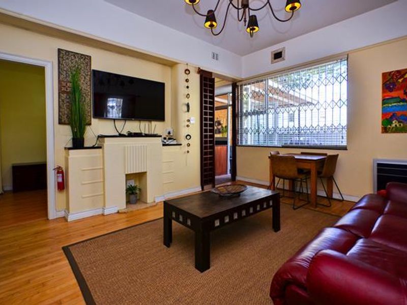 Furnished 2 bedroom with private patio - Photo 3