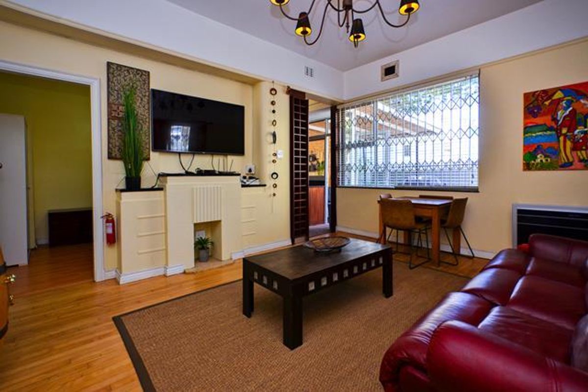 Furnished 2 bedroom with private patio - Photo 3