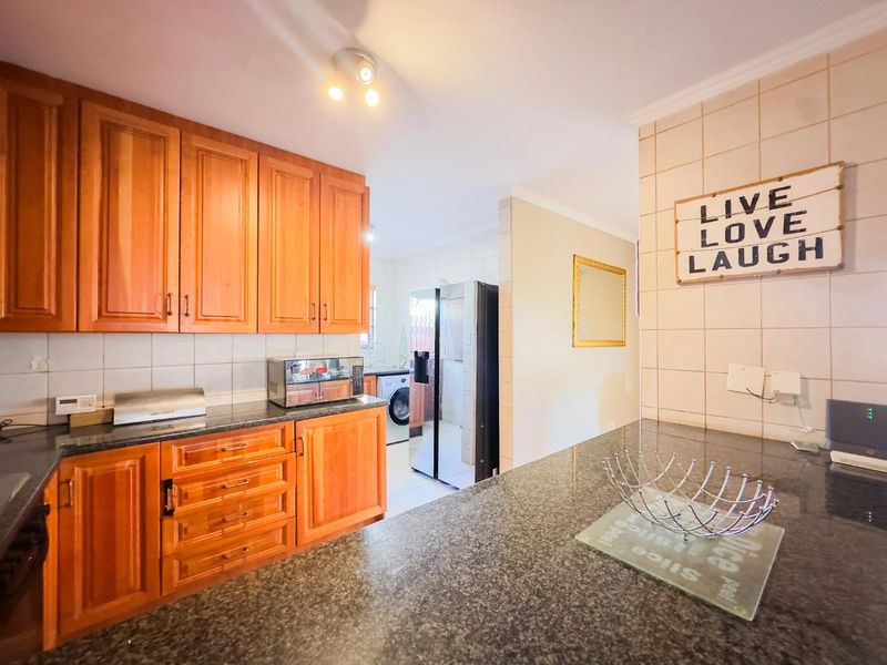 Elegant 3-Bedroom Duplex with an Enclosed Patio - Photo 4