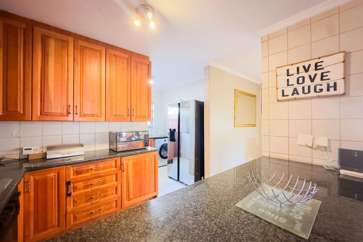 Elegant 3-Bedroom Duplex with an Enclosed Patio - Photo 5