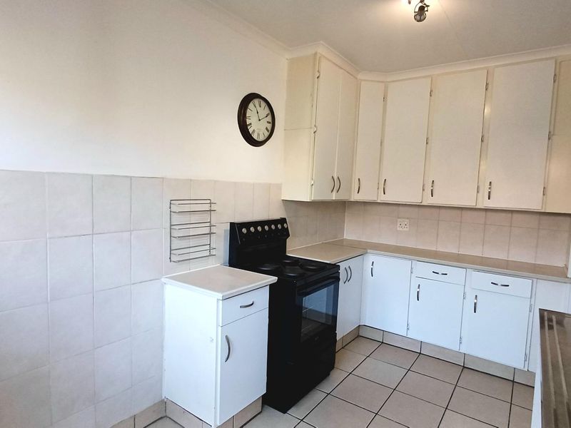 Freshly Renovated Townhouse with a Private Garden in a Peaceful Complex - Photo 4