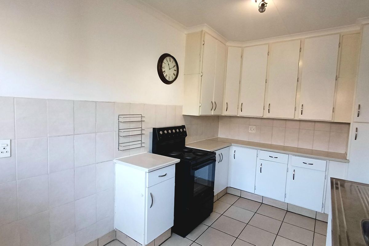 Freshly Renovated Townhouse with a Private Garden in a Peaceful Complex - Photo 4