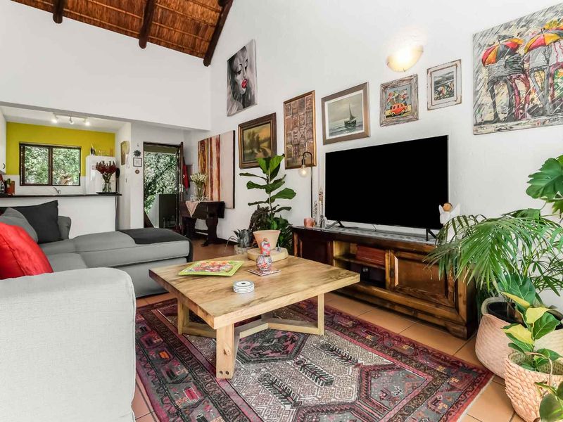 TOP FLOOR APARTMENT, BOASTING LOADS OF NAURAL LIGHT, HIGH CEILINGS AND IN A FANTASTIC LOCATION - Photo 1