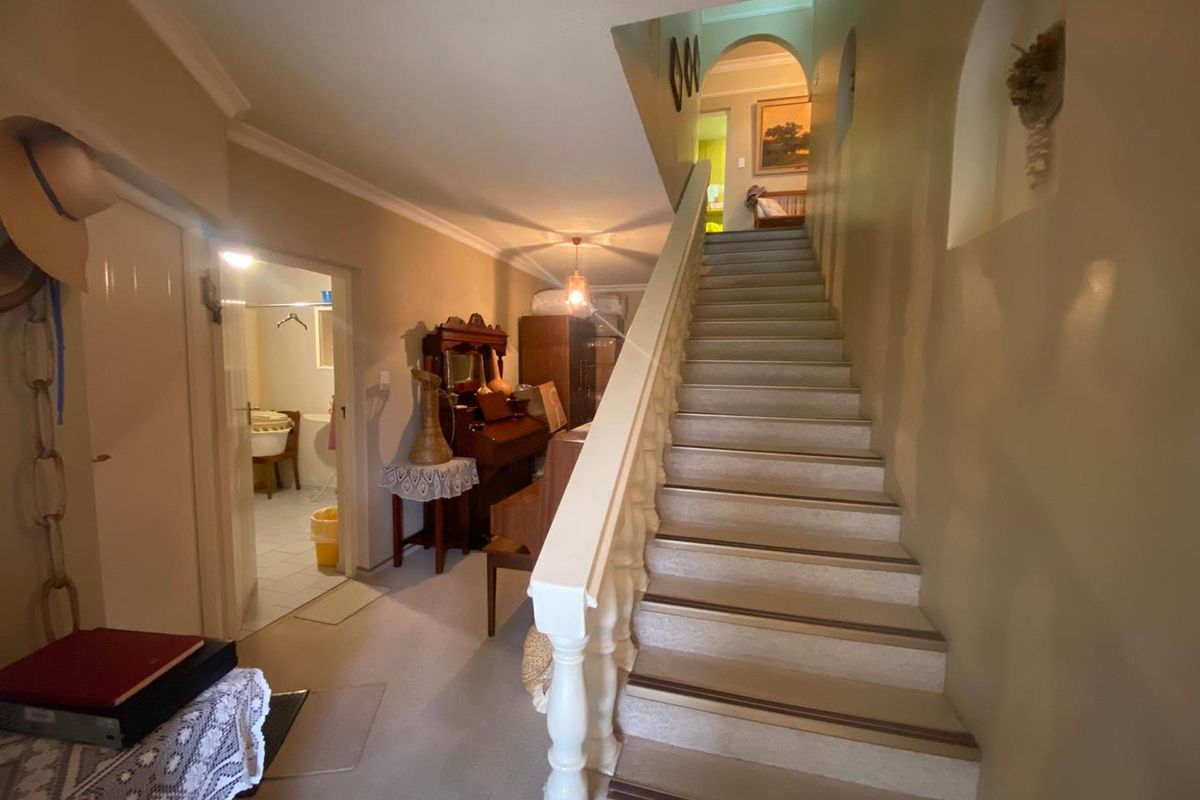 FOR SALE- MASSIVE 10 BEDROOM HOUSE IN HAGE HEIGHTS, SWAKOPMUND, NAMIBIA - Photo 4