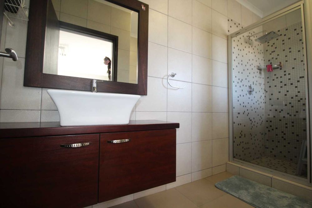 2nd bedroom en-suite bathroom 