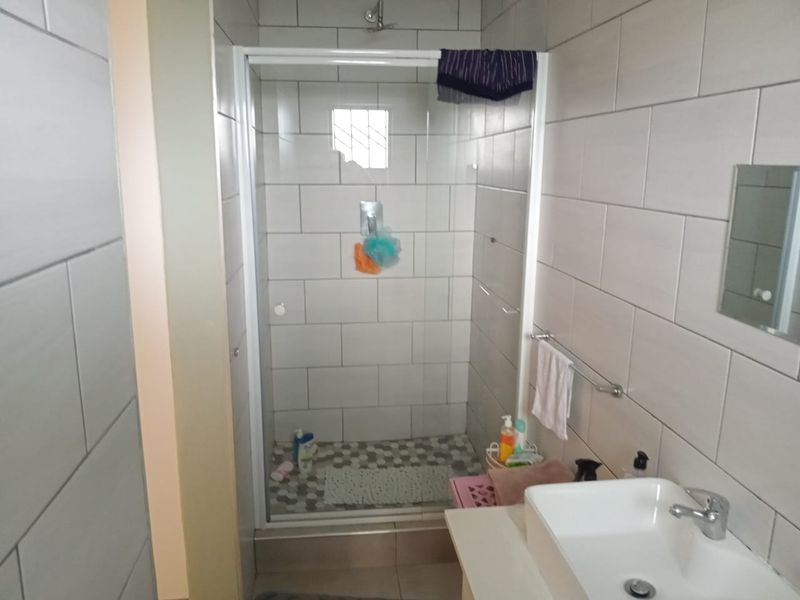 Step into comfort and modern convenience with this beautifully presented 3-bedroom home, perfectly designed for easy living. Fully tiled throughout, this home o - Photo 9