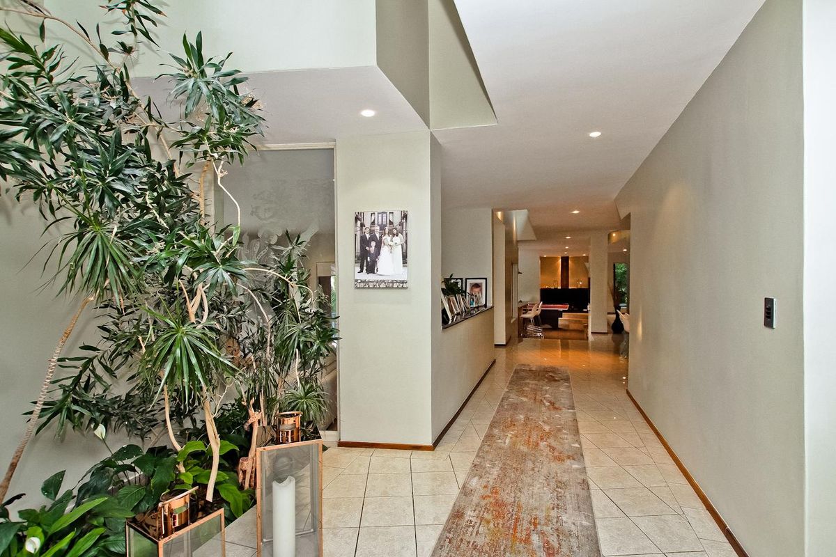 Ultimate in Luxurious Living! - Photo 2
