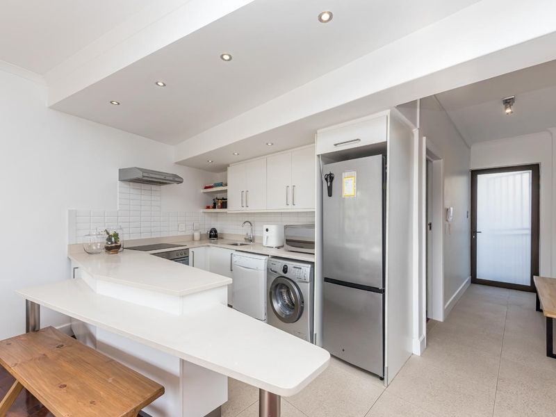 Beachfront Perfection at Kingsgate - Airbnb friendly with basement parking - Photo 6