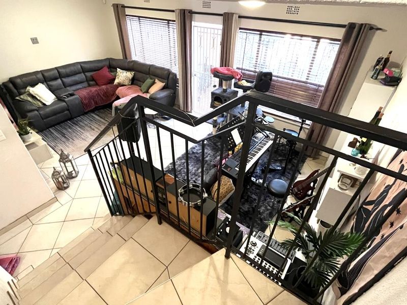 Welcome Home: Elegant Townhouse with all Modern Comforts! - Photo 9