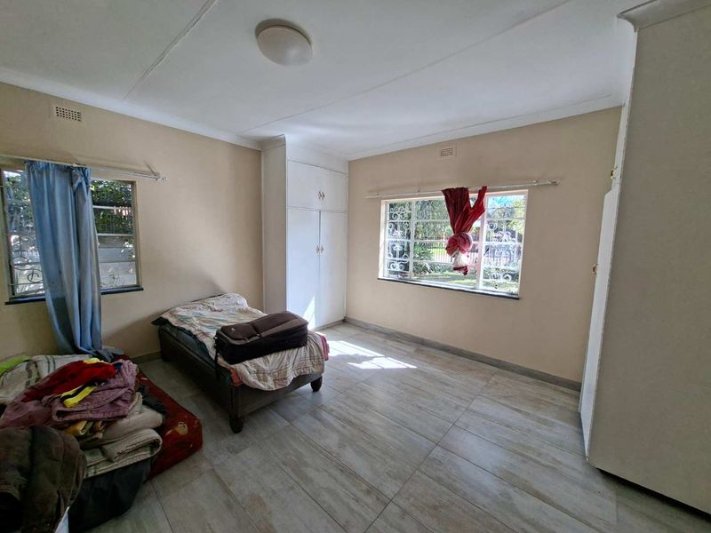 Newly Renovated 4 Bedroom House - Photo 5