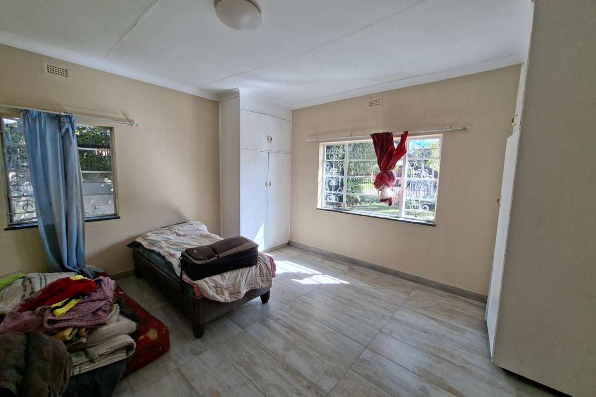 Newly Renovated 4 Bedroom House - Photo 5