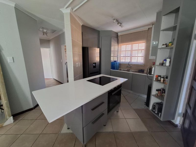 Move in ready 2 bedroom townhouse in secure complex - Photo 8