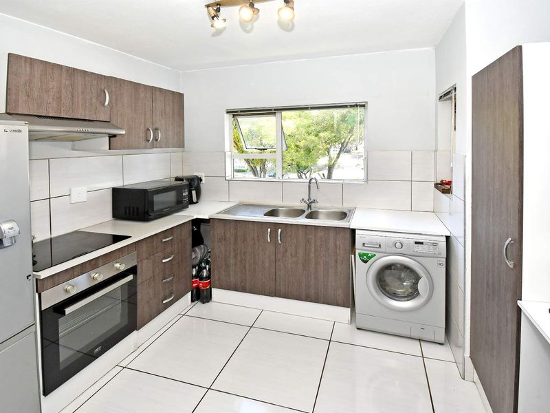 Light-Filled Living with Peaceful Green Views in a Secure Estate - Photo 4