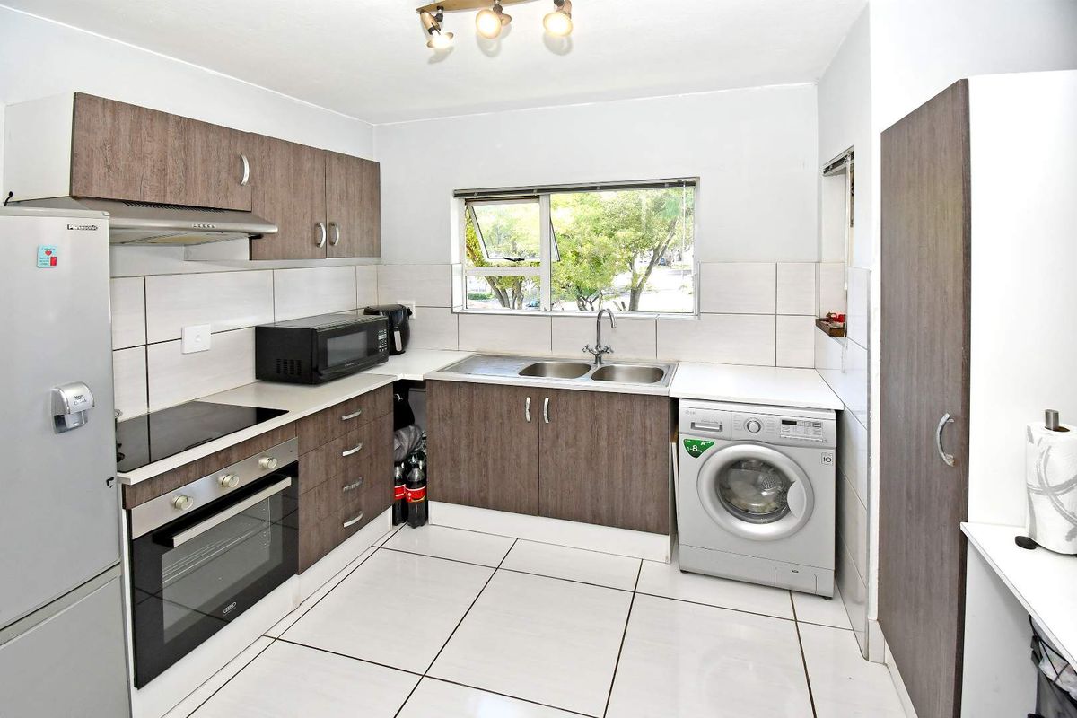 Light-Filled Living with Peaceful Green Views in a Secure Estate - Photo 4