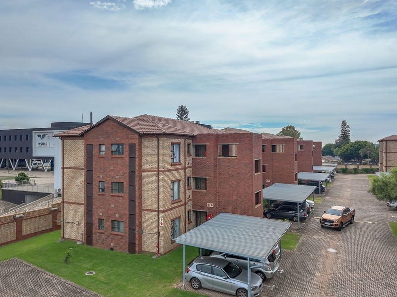 Modern 2-Bedroom @ Bathroom Apartment in Established Face Brick Complex - Photo 2