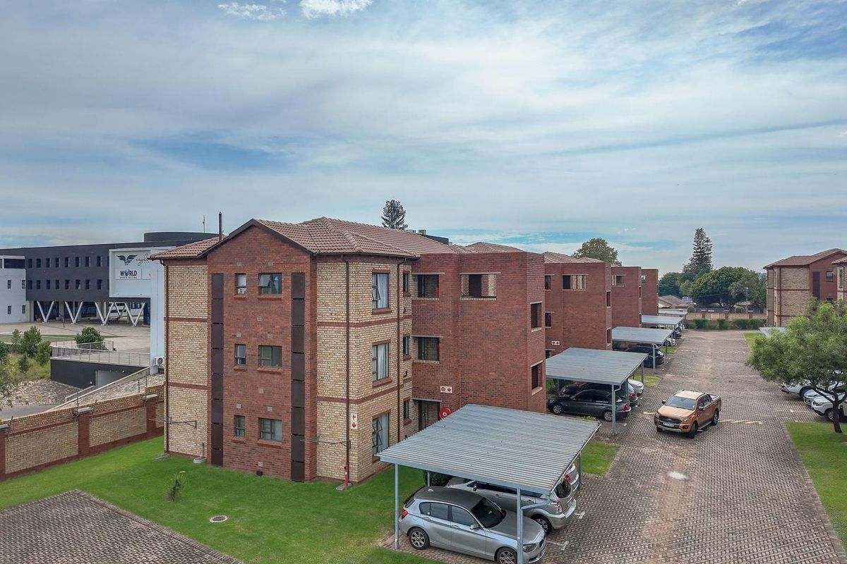 Modern 2-Bedroom @ Bathroom Apartment in Established Face Brick Complex - Photo 2