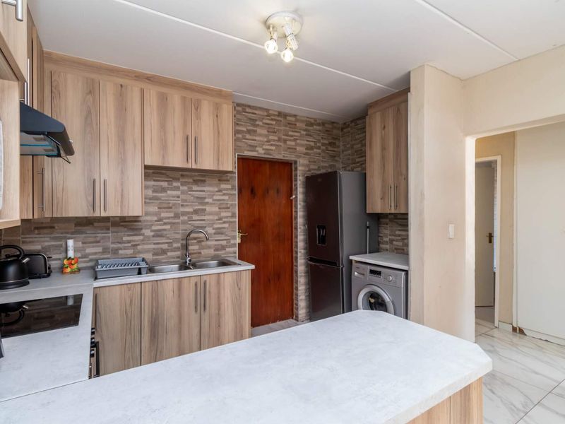 Charming 3-Bed Townhouse: Your Family's New Haven! - Photo 3