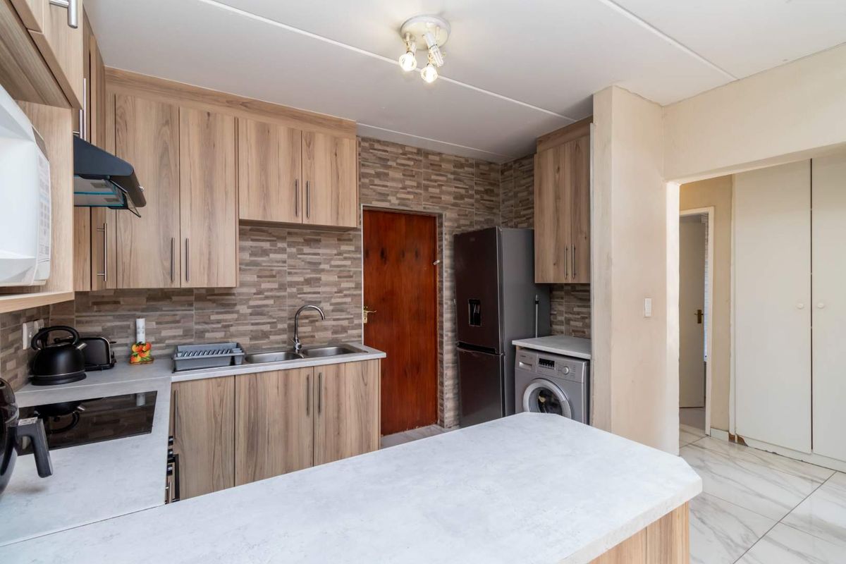 Charming 3-Bed Townhouse: Your Family's New Haven! - Photo 3