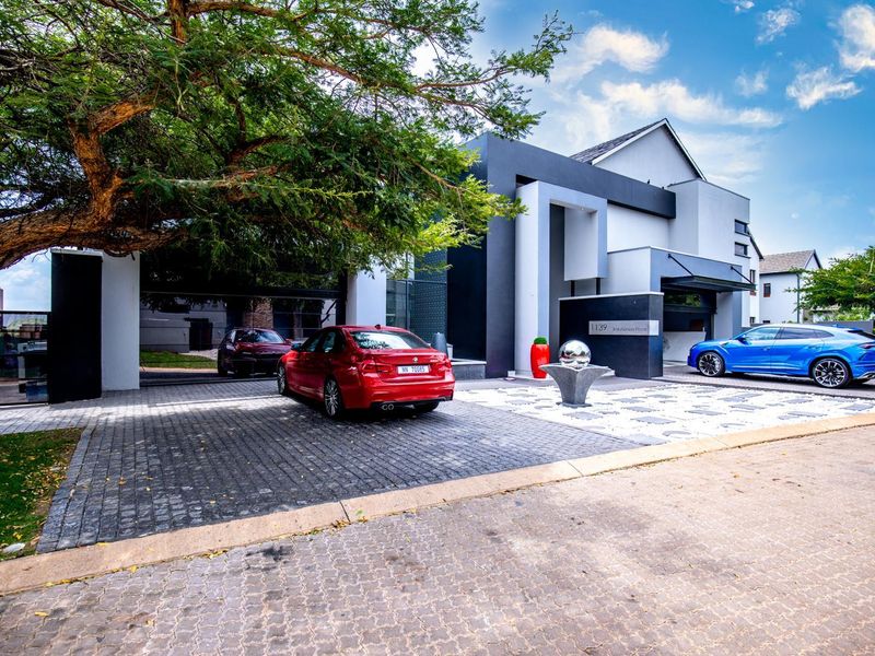 THE EPITOME OF LUXURY AND STYLE IN COPPERLEAF GOLF ESTATE - Photo 2