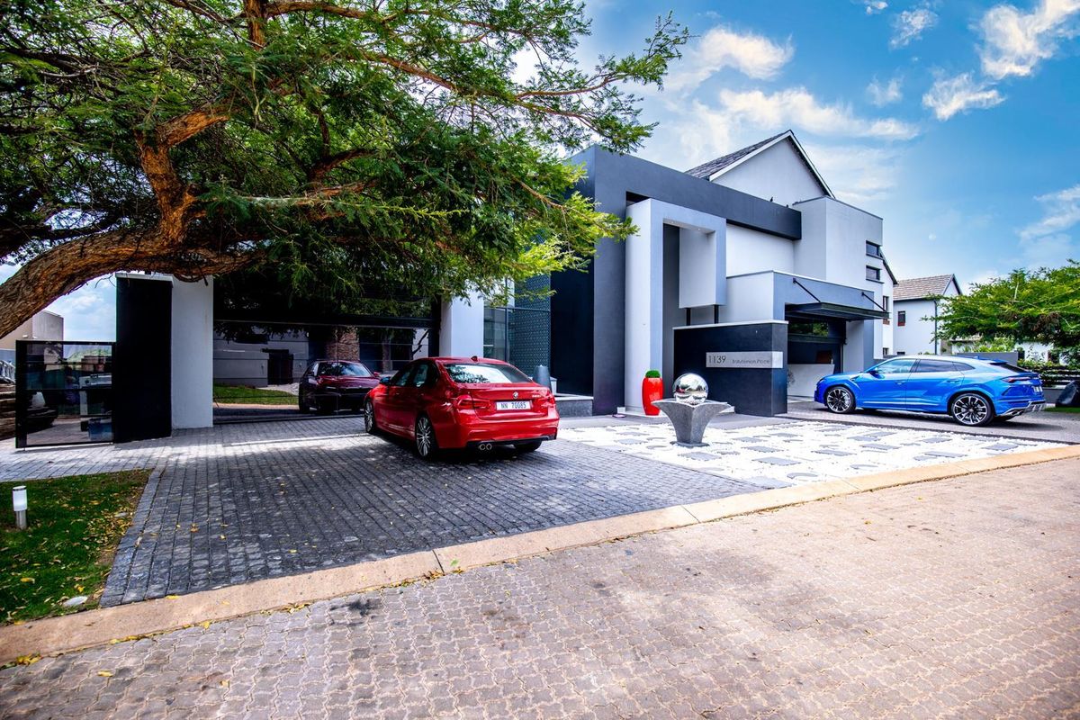 THE EPITOME OF LUXURY AND STYLE IN COPPERLEAF GOLF ESTATE - Photo 2