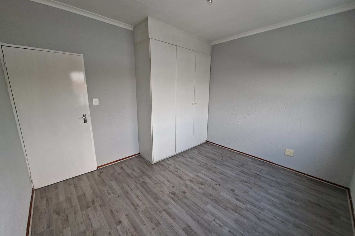 Perfect Lock-Up-and-Go Apartment in the Heart of Sunninghill - Photo 5