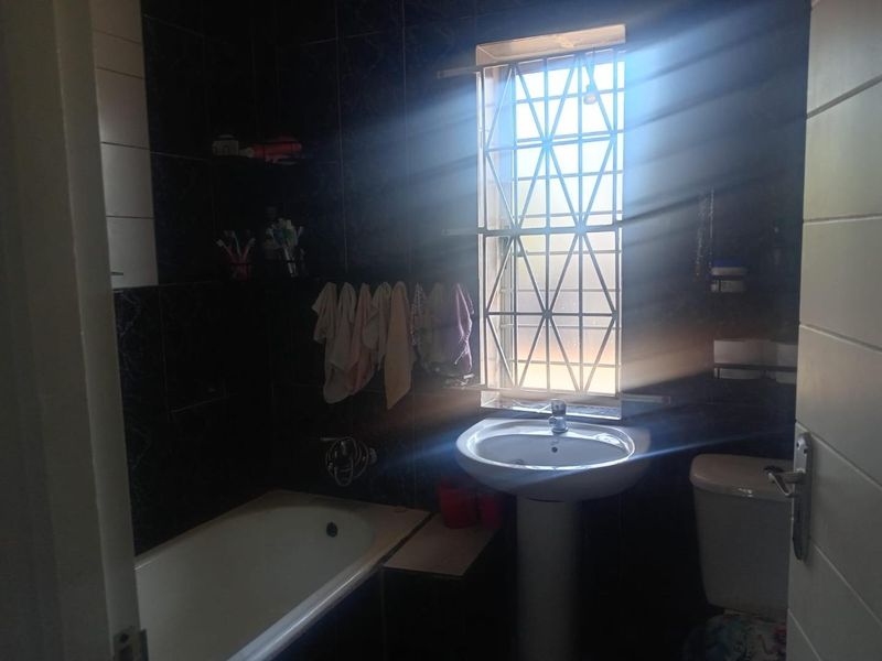 Investment-Ready Home with 3 Flatlets Income Potential - Photo 10