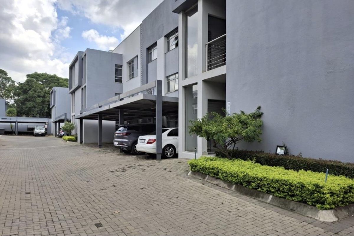 A STUNNING THREE BEDROOM FURNISHED APARTMENT - Photo 3