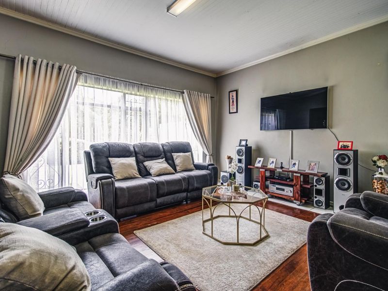 Sole Mandate! Stunning 3-Bedroom Home in Dalview, Brakpan - Photo 6