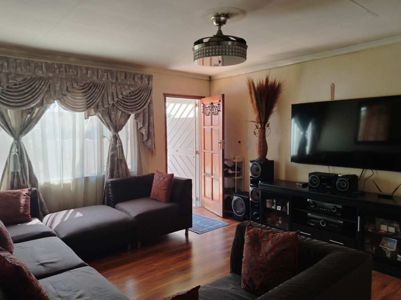 A SPACIOUS TOWNHOUSE - Photo 4