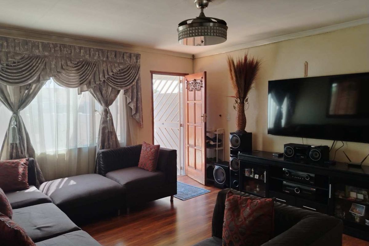 A SPACIOUS TOWNHOUSE - Photo 4