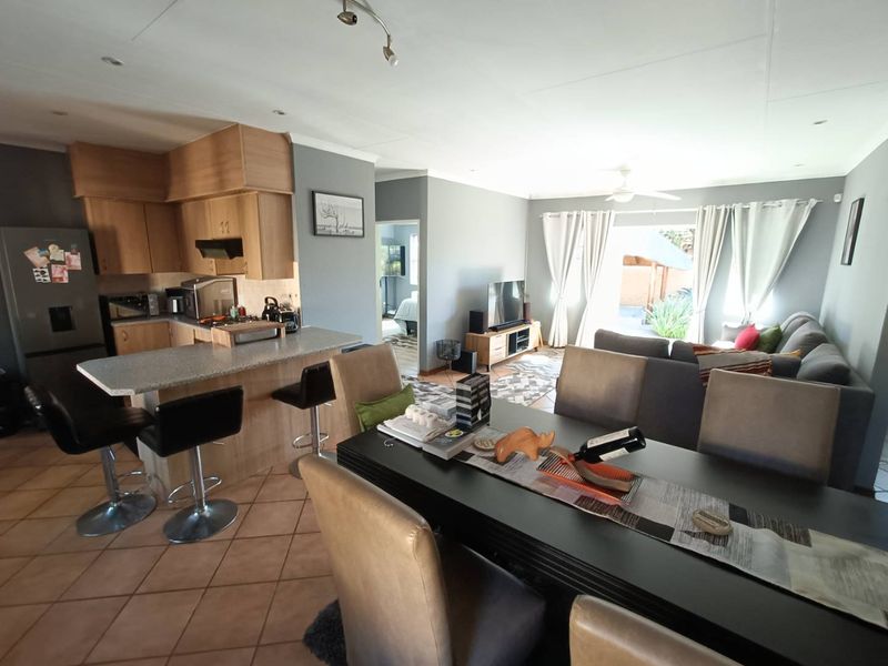 BEAUTIFUL TOWNHOUSE FOR SALE IN SECURE COMPLEX!!!! - Photo 7
