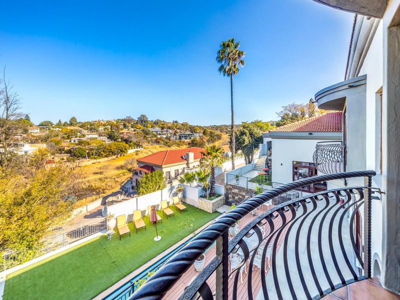 Must-See Family Home with Impressive Views - Photo 2