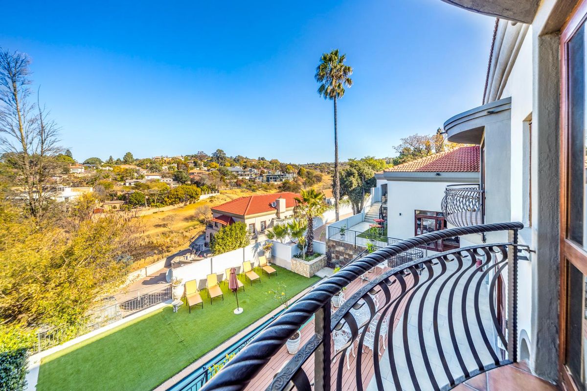 Must-See Family Home with Impressive Views - Photo 2