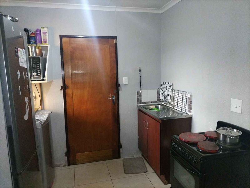 Beautiful home in a gated community - Photo 10