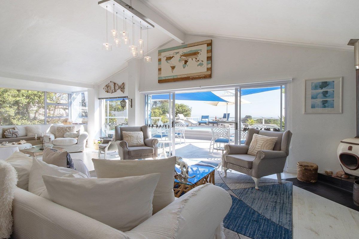 Spacious Coastal Living: 4-Bedroom Family Home for Sale in Grotto Bay - Photo 2