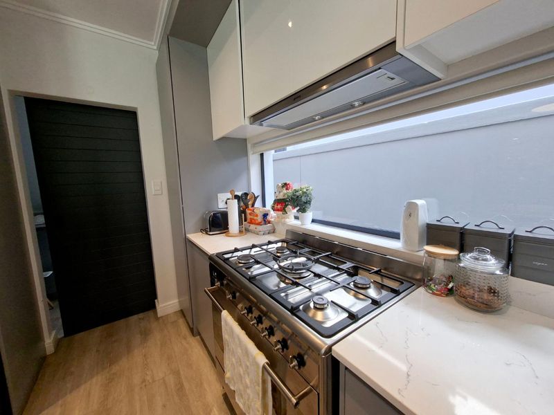 Stunning 3 bedroom, 3.5 bathroom cluster available in Bryanston - Photo 5