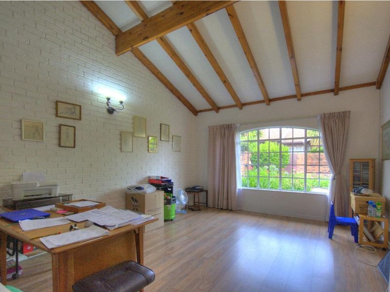 Pet friendly face-brick simplex in Prime Area! - Photo 9