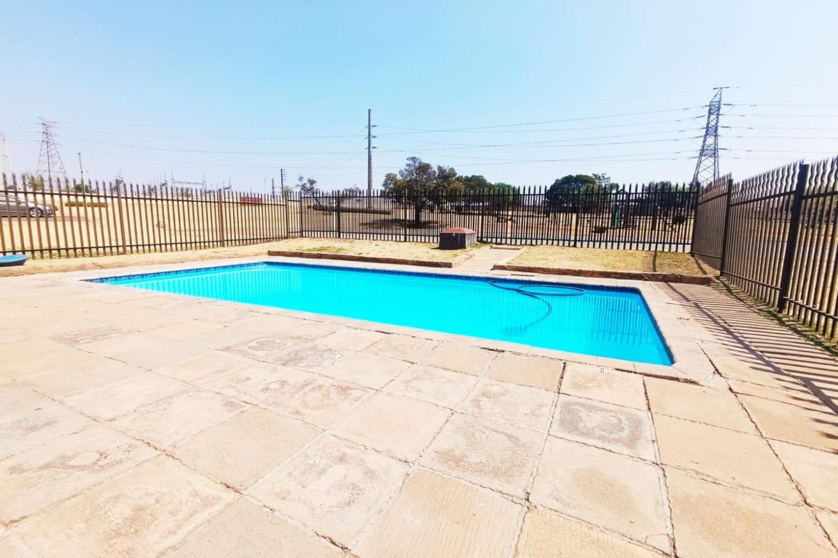 A perfect ground floor unit awaits you !!! - Photo 3