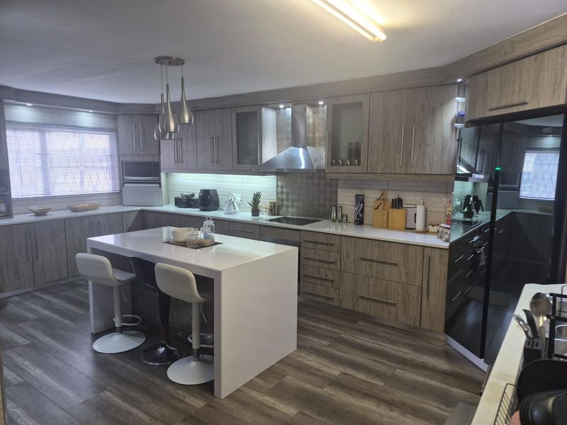 4 Bedroom House - Effingham Rd - Photo 3