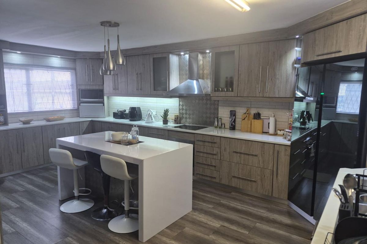 4 Bedroom House - Effingham Rd - Photo 3
