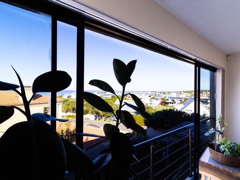 A Hilltop Sanctuary Above Walker Bay - Photo 3